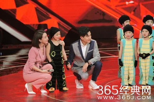 刘恺威离婚后首度公开亮相 与孩子们互动心情大好