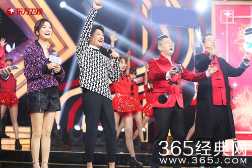 凤凰传奇加盟没想到吧 商场电梯接唱没被认出