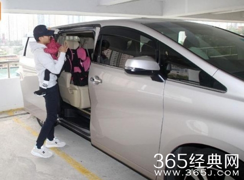 杨幂刘恺威离婚后小糯米首次露面 被问及妈妈她这样回应