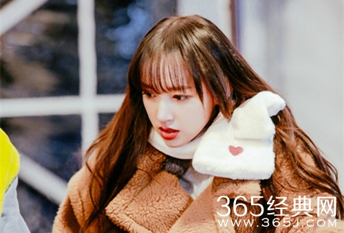 程潇强势加盟野生厨房 上演冰上滑倒毫无偶像包袱