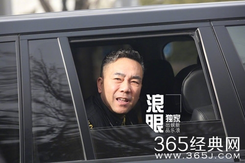 沈腾现身春晚三审 头戴黑帽遮脸十分低调