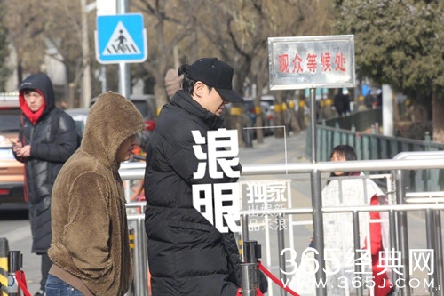 沈腾现身春晚三审 头戴黑帽遮脸十分低调