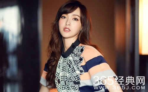 唐嫣安检不脱外套引争议 网友果然明星待遇不一样