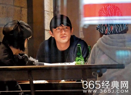 林更新为女生背包疑有新恋情 本人回应：我背的是酒