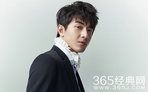 林更新疑有新恋情 体贴为女生背包 看似关系匪浅