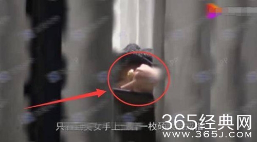 网曝徐峥夜会美女 两人在包厢内边碰酒杯边聊天