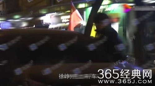 网曝徐峥夜会美女 两人在包厢内边碰酒杯边聊天