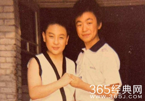 释小龙王宝强同框颁奖 没想到两人曾同为少林弟子