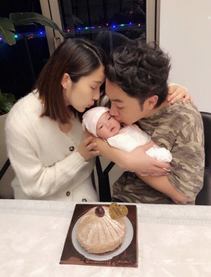 李亚男女儿正面照 面对镜头神态呆萌 画面温馨