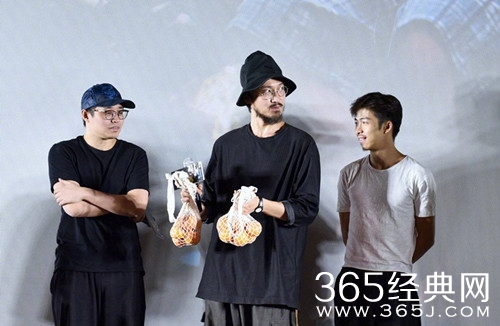 王传君章宇当街亲吻 经纪人：私下是非常要好的朋友