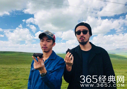 王传君章宇被拍当街亲吻 经纪人：两人都是钢铁直男