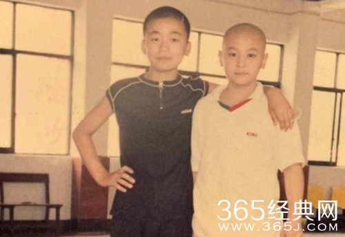 释小龙王宝强同框颁奖 没想到两人曾同为少林弟子