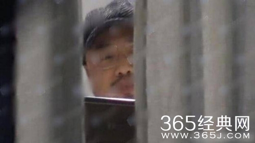 网曝徐峥夜会美女 两人在包厢内边碰酒杯边聊天