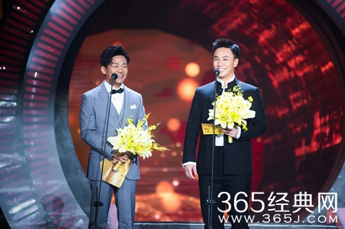 释小龙王宝强颁奖 二人青涩旧照曝光 原来还有这段渊源