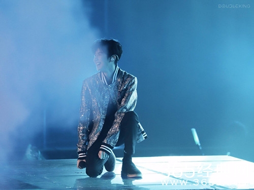 王源唱高音笑场 本人回应：以后唱歌再嘴瓢就可爱