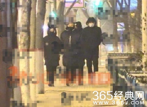 张哲瀚恋情曝光 女友长发飘飘 身材纤瘦