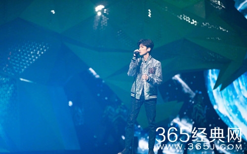 导演徐涵向王源道歉 称发博只是表达对灯牌的不满