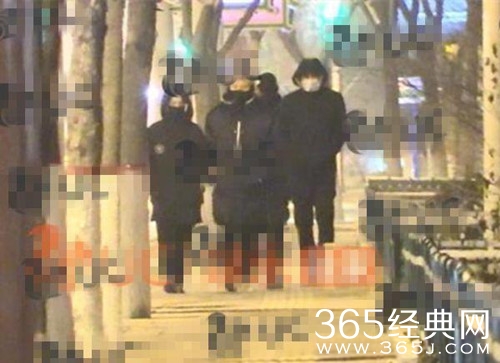 张哲瀚恋情曝光 与一神秘美女举止亲密 甜蜜牵手