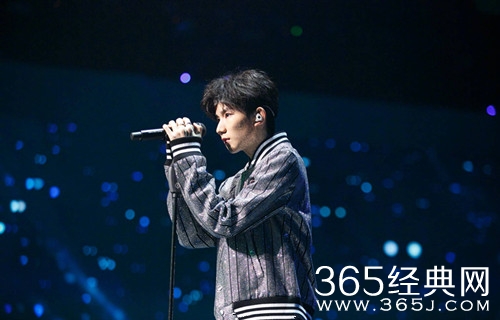 导演徐涵diss王源粉丝 称灯牌破坏了舞美设计 现已删博