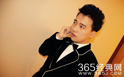 郭麒麟约会美女疑恋情曝光 经纪人回应：不认识此女