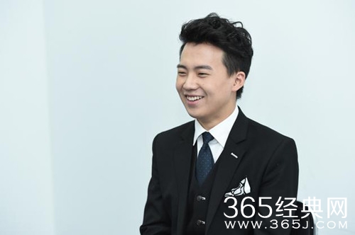 郭麒麟约会美女 女方妆容精致 看起来年长一些