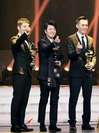 黄晓明左脚脚背高让人心疼 出过事故后导致组织增生