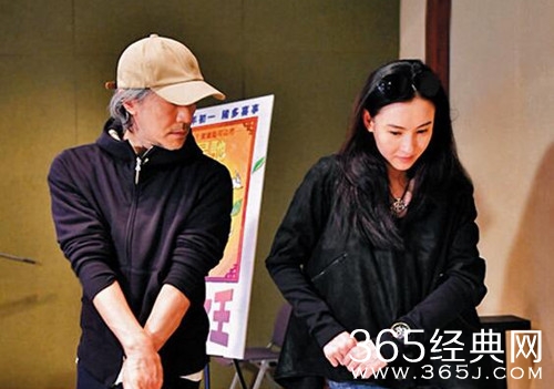 周星驰张柏芝重聚 20年后摆拍曾经经典剧照