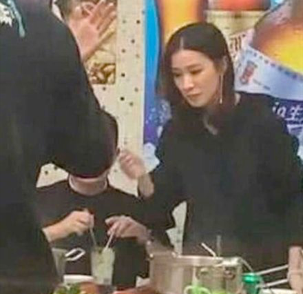 佘诗曼回应蛇精脸 称自己都认不出自己来，有一点吓到