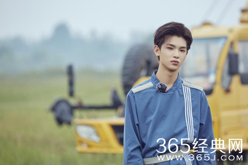 乐华发声明否认黄明昊恋情 称这些是不实信息，将依法追责