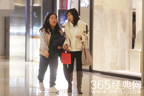 陈美琪陪养女逛街 一路亲密交谈感情十分深厚