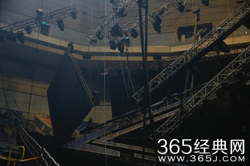 萧敬腾演唱会延迟 大荧幕掉下悬半空 所幸无人受伤