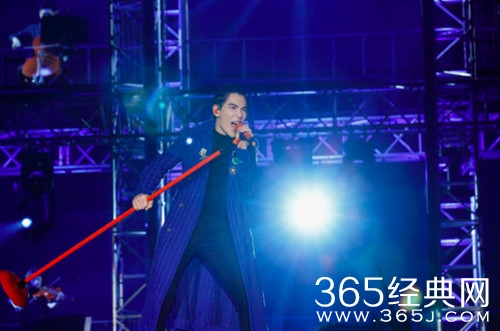 萧敬腾演唱会因舞台设备出意外延迟 其四面鞠躬表示道歉