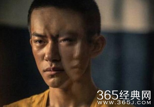 易烊千玺囚服剧照曝光 眉骨紧锁 眼中含泪 让人心疼