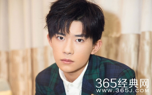 易烊千玺囚服剧照曝光 眉骨紧锁 眼中含泪 让人心疼