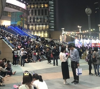 萧敬腾演唱会延迟 大荧幕掉下悬半空 所幸无人受伤