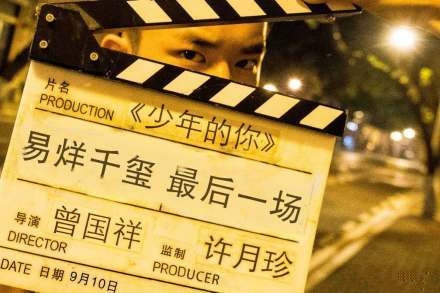 易烊千玺囚服剧照曝光 眉骨紧锁 眼中含泪 让人心疼