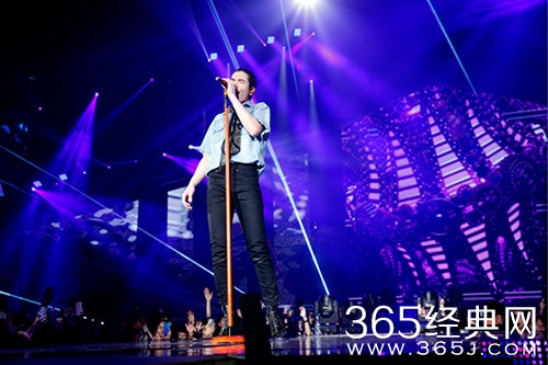 萧敬腾演唱会延迟 大荧幕掉下悬半空 所幸无人受伤