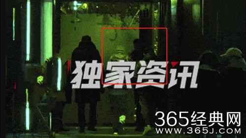 赵薇向男友人索吻 两人相谈甚欢 十分亲密