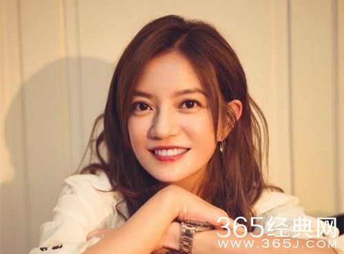 赵薇向男友人索吻 两人相谈甚欢 十分亲密