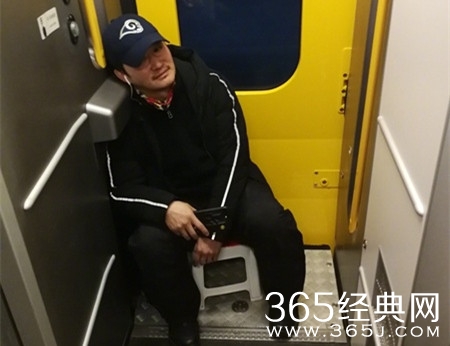 吴京带小板凳坐火车 网友直夸赞是最接地气的明星