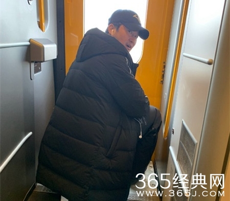 吴京带小板凳坐火车 网友直夸赞是最接地气的明星