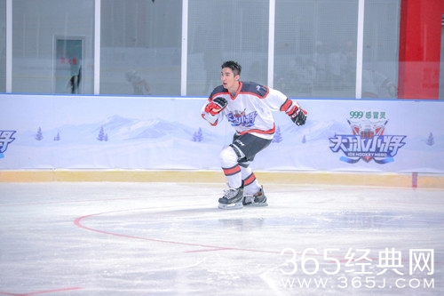 奥运冠军武大靖加盟大冰小将 一登场迎来全场掌声无数