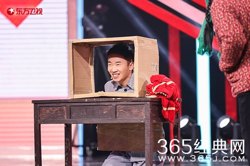 没想到吧杨迪模仿TFBOYS进行表演 现场笑声不断