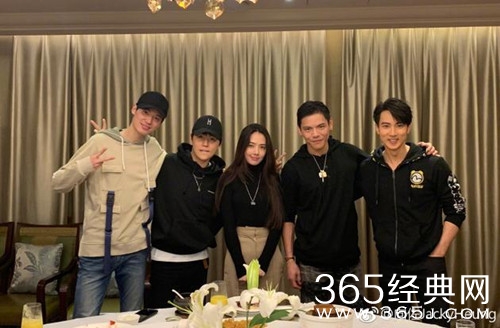 向佐郭碧婷默认恋情后首同框 对镜头比耶 十分有爱