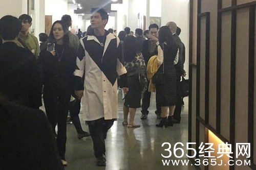 向佐郭碧婷默认恋情后首同框 对镜头比耶 十分有爱