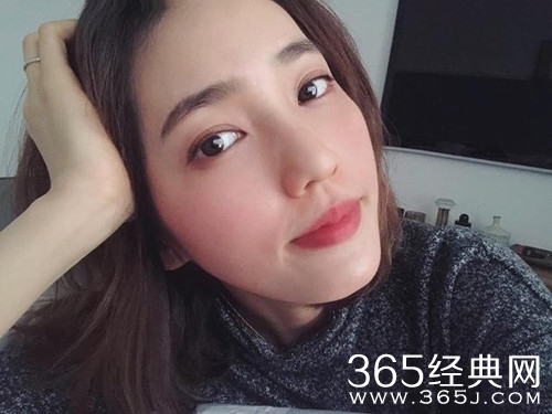 王棠云产后罕见晒自拍 被称赞辣妈 容光焕发