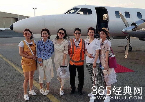 谢娜章子怡包文婧登澳洲报纸 穿浴袍全素颜超吸睛