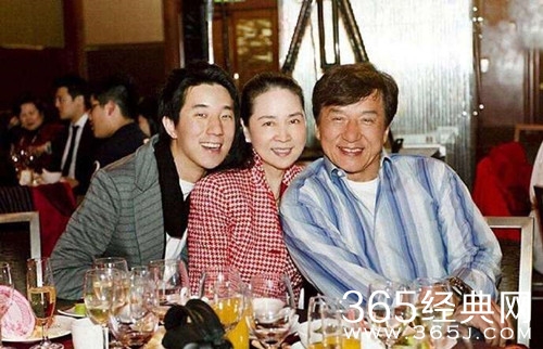 成龙为妻子林凤娇庆生 两人相识经过大曝光