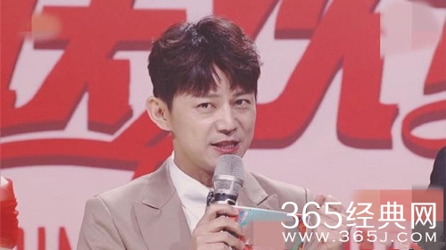 小年夜何炅嘴瓢失误 本人调侃：多关注低音少聊嘴瓢