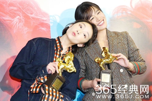 马思纯晒照为周冬雨庆生 配文：永远护你左右